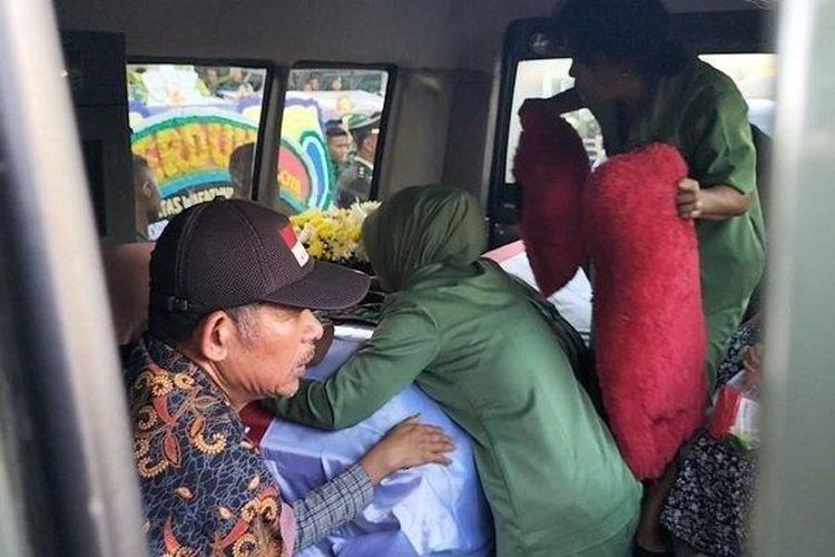
Jenazah Kopda Hendrianto berada di ambulans yang membawa ke kampung halamannya di Kerinci Jambi. Sang istri terus menangis sembari memeluk peti jenazah Hendrianto yang berbalut bendera merah putih, Rabu (27/12/2023). 
