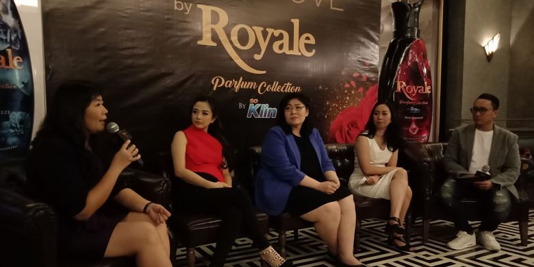 Psikolog Klinis sekaligus Pakar Hubungan Denrich Suryadi, M.Psi, Aktris Franda, Marketing Manager Royale Parfum Collection So Klin Julie Widyawati, dan Pakar Parfum Mariana Pryana (paling kiri ke kanan) dalam acara peluncuran kampanye Dress for Love oleh Royale Parfum Collection by So Klin di Plaza Senayan Arcadia, Jakarta, Rabu (14/2/2018).