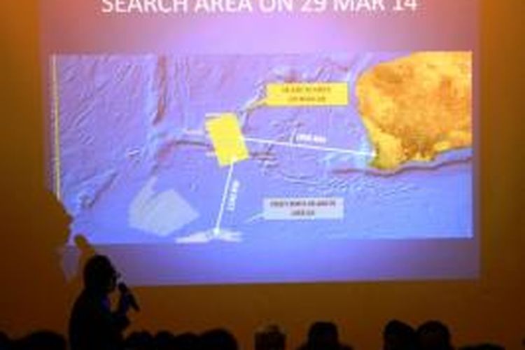Seorang pejabat Malaysia memperlihatkan area pencarian pesawat Malaysia Airlines MH370 pada Sabtu (29/3/2014) kepada keluarga penumpang di Hotel Metro Park, Beijing.