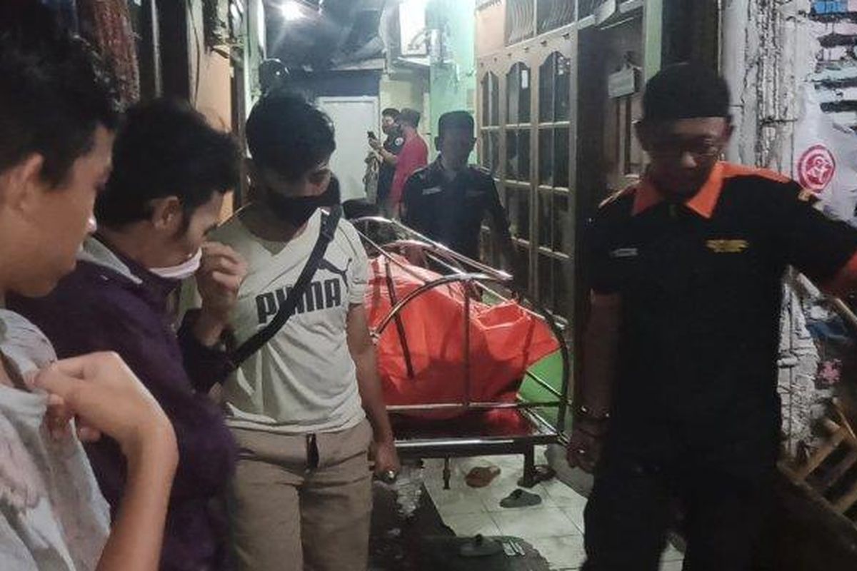 Penemuan jenazah perempuan lansia di kontrakan di Jalan Puskesmas, RT 003 RW 06 Kelurahan Kelapa Gading Timur, Kelapa Gading, Jakarta Utara, Kamis (29/12/2022) malam. 