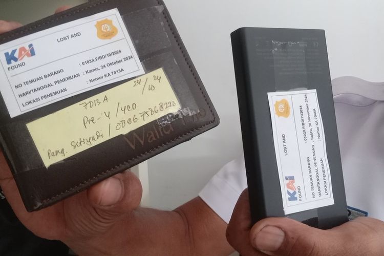 Penyelia Polsuska Daop 2 Bandung Parto Pranoto tengah memperlihatkan barang penumpang yang tertinggal di kereta, saat ini tersimpan di layana lost and found KAI Daop 2 Bandung, Rabu (23/1/2025)