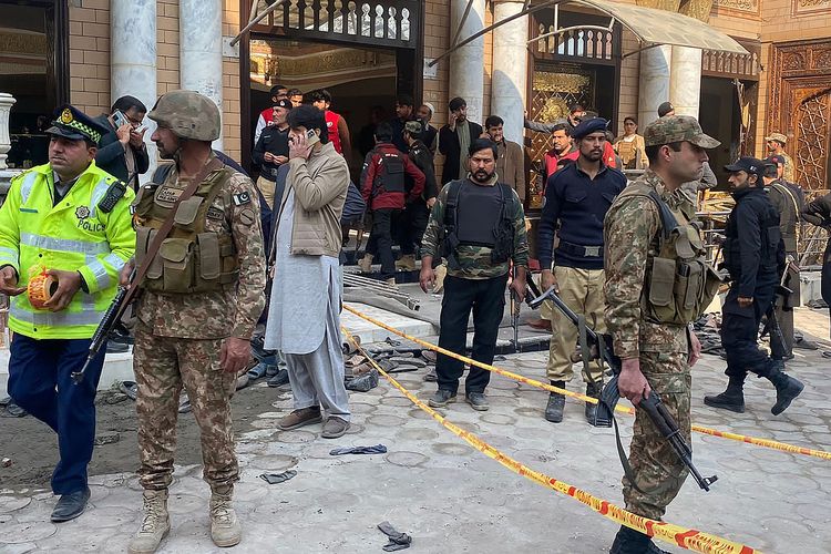 Personel keamanan berjaga di lokasi ledakan bom masjid di dalam markas polisi Kota Peshawar, Pakistan, Senin (30/1/2023). Sedikitnya 25 orang tewas dan 120 korban luka-luka.