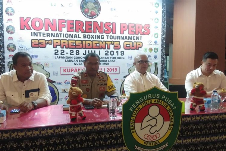 Ketua Persatuan Tinju Amatir Indonesia (Pertina) Brigjen Pol Johni Asadoma (Tengah) bersama panitia kejuaraan tinju internasional, saat menggelar jumpa pers di Mapolda NTT, Selasa (9/7/2019)