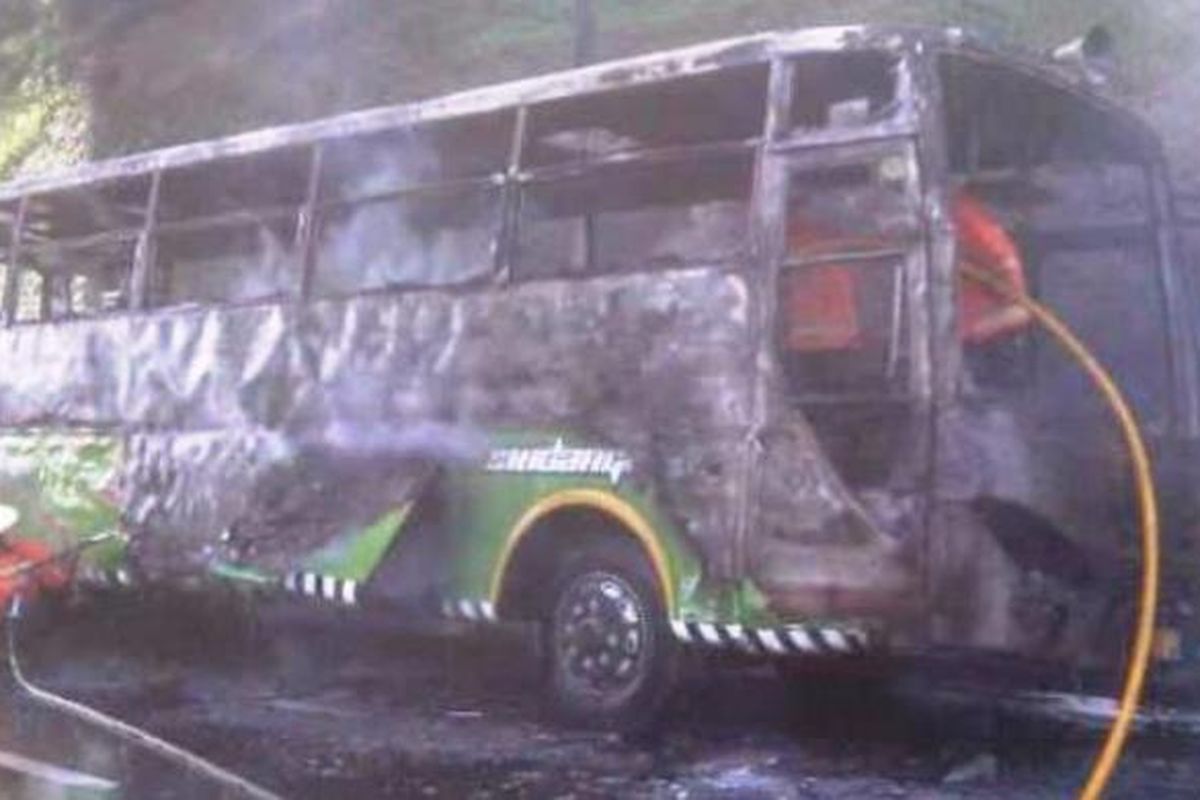 Ilustrasi bus terbakar 