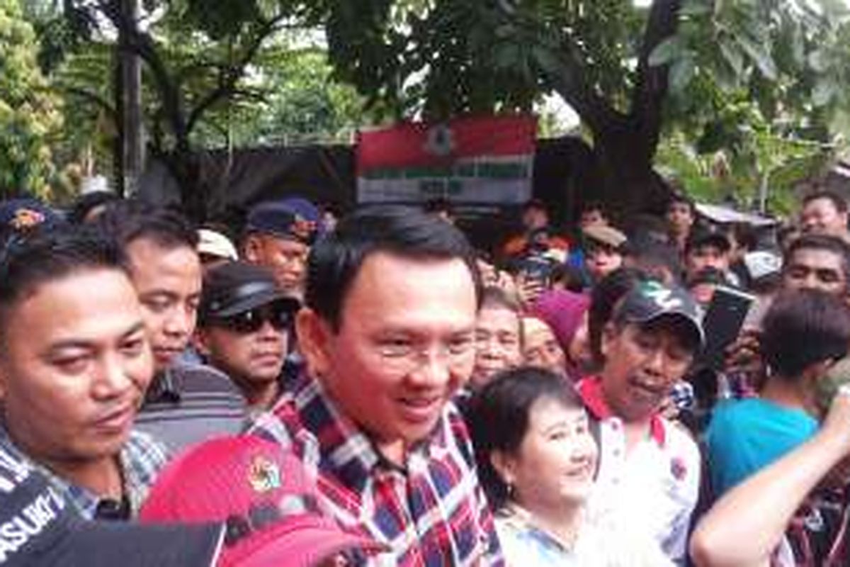 Calon gubernur DKI Jakarta nomor dua, Basuki Tjahaja Purnama alias Ahok saat kunjungan kampanye ke Pademangan Timur, Pademangan, Jakarta Timur, Jumat (18/11/2016).