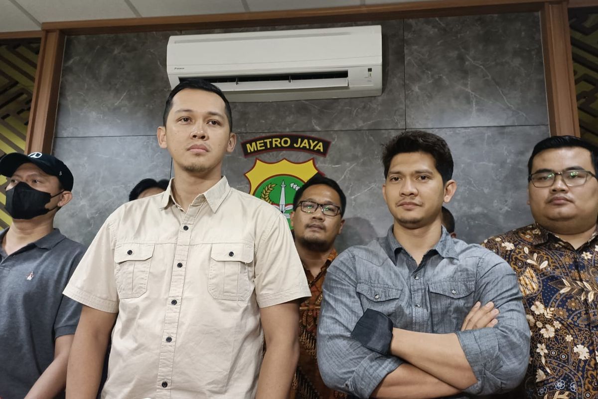 Iko Uwais (kanan) bersama dengan Kasat Reskrim Polres Metro Bekasi Kota Kompol Ivan Adhitira usai melakukan pemeriksaan di ruangan Reskrim Polres Kriminal, Jumat (17/6/2022). Pemeriksaan itu dilakukan setelah Iko bersama dengan Firmansyah diduga terlibat aksi pemukulan kepada RD akibat permasalahan perjanjian kerja yang mereka berdua lakukan.