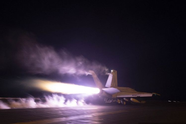 Pesawat yang terbang dari kapal USS Dwight D Eisenhower (CVN 69) untuk menanggapi peningkatan serangan kelompok Houthi yang didukung Iran di Laut Merah. Foto ini dirilis oleh Angkatan Laut Amerika Serikat pada 22 Januari 2024.