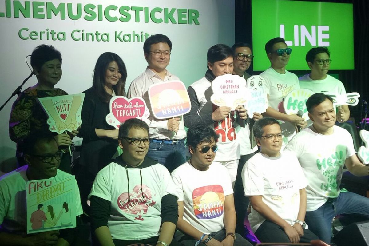 Kahitna bersama tim dari LINE berfoto saat jumpa pers peluncuran LINE Sticker Cerita Cinta Kahitna di Hard Rock Kafe, SCBD, Jakarta Selatan, Kamis (21/12/2017). 