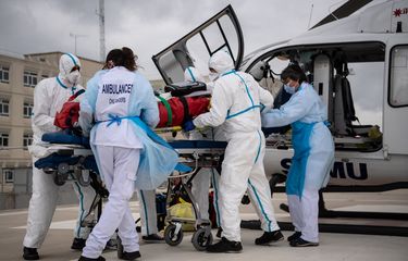 Petugas medis menggunakan brankar untuk mengangkut pasien dari helikopter medis SAMU, di CHU -Universtary Hospital-, Angers, Perancis, 15 Maret 2021, di tengah merebaknya Covid-19 yang disebabkan oleh virus corona.