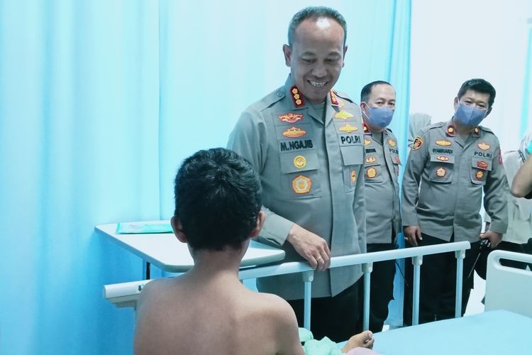 Kapolrestabes Makassar Kombes Pol Mokhamad Ngajib menjenguk SIA bocah 11 tahun yang terluka akibat terkena peluru senapan angin di Rumah Sakit (RS) Wahidin Sudirohusodo Makassar, Sulawesi Selatan (Sulsel), Senin (22/5/2023)