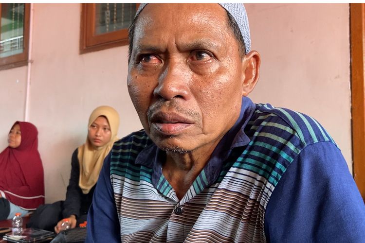 Saputro (57) wali santri asal Bangkalan menanti kabar anaknya yang belum ditemukan, Selasa (30/9/2025). Anaknya termasuk korban dalam tragedi runtuhnya Ponpes Al Khoziny Sidoarjo pada Senin (29/9/2025).