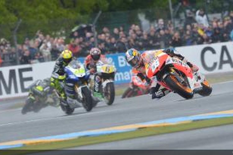 Pebalap Repsol Honda asal Spanyol, Dani Pedrosa (kanan, depan), memimpin balapan di Sirkuit Le Mans pada GP Perancis, Minggu (19/5/2013).