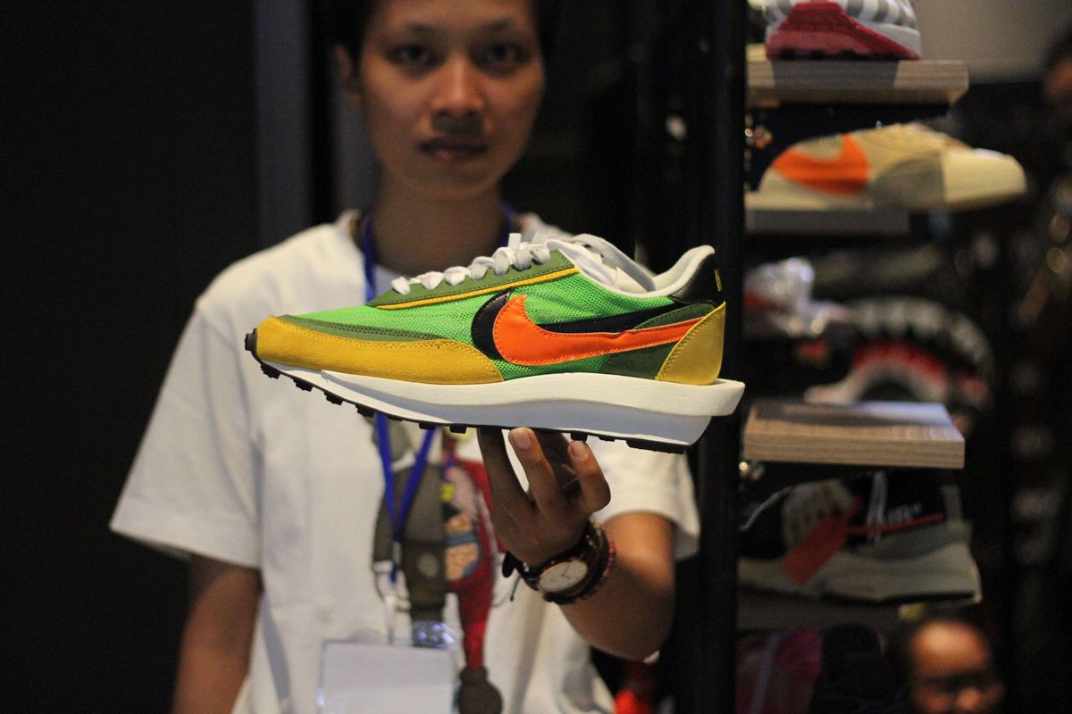 Acara Urban Sneaker Society (USS) 2019 kembali digelar di District 8 SCBD Jakarta mulai dari tanggal 8 - 10 November 2019, Jakarta, Jumat (08/11/2019). Tidak hanya brand lokal yang ditawarkan, pengunjung juga berburu sneakers - sneakers tertentu di acara tersebut