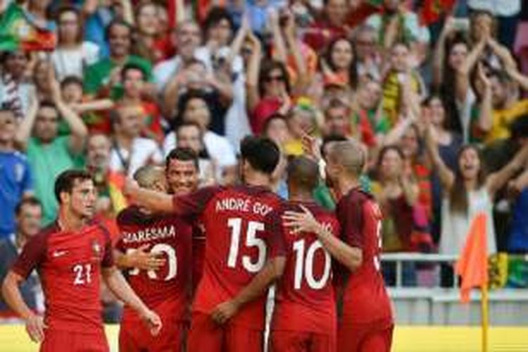 Cristiano Ronaldo disambut rekan-rekannya seusai membawa Portugal unggul atas Estonia pada laga uji coba di Stadion Da Luz, Rabu (8/6/2016). 