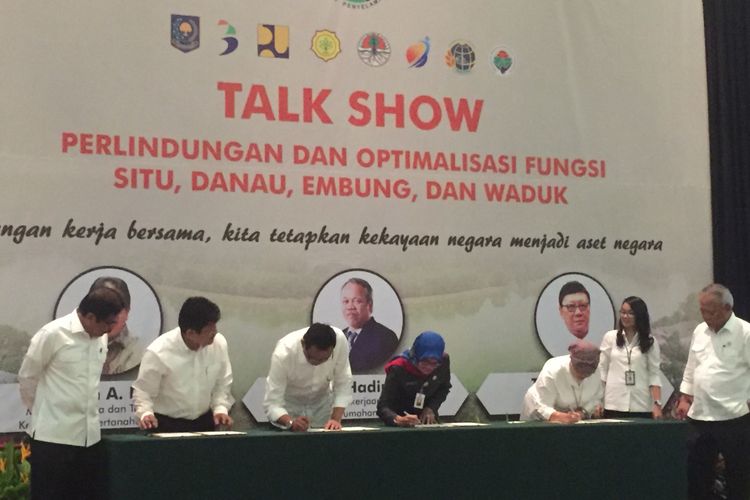 Penandatangan nota kesepahaman terkait perlindungan dan optimalisasi fungsi situ, danau, embung dan waduk oleh tiga kementerian di Auditorium Kementerian PUPR, Selasa (10/10/2017).