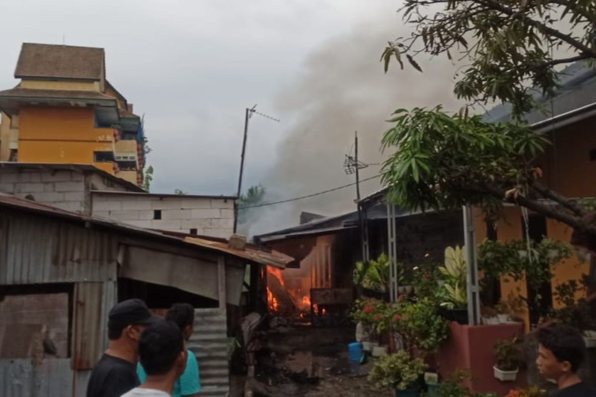 Kebakaran melanda satu rumah di Jalan Pangeran Komarudin, RT 001 RW 005 Kelurahan Pulogebang, Kecamatan Cakung, Jakarta Timur, Senin (9/5/2022) sore.