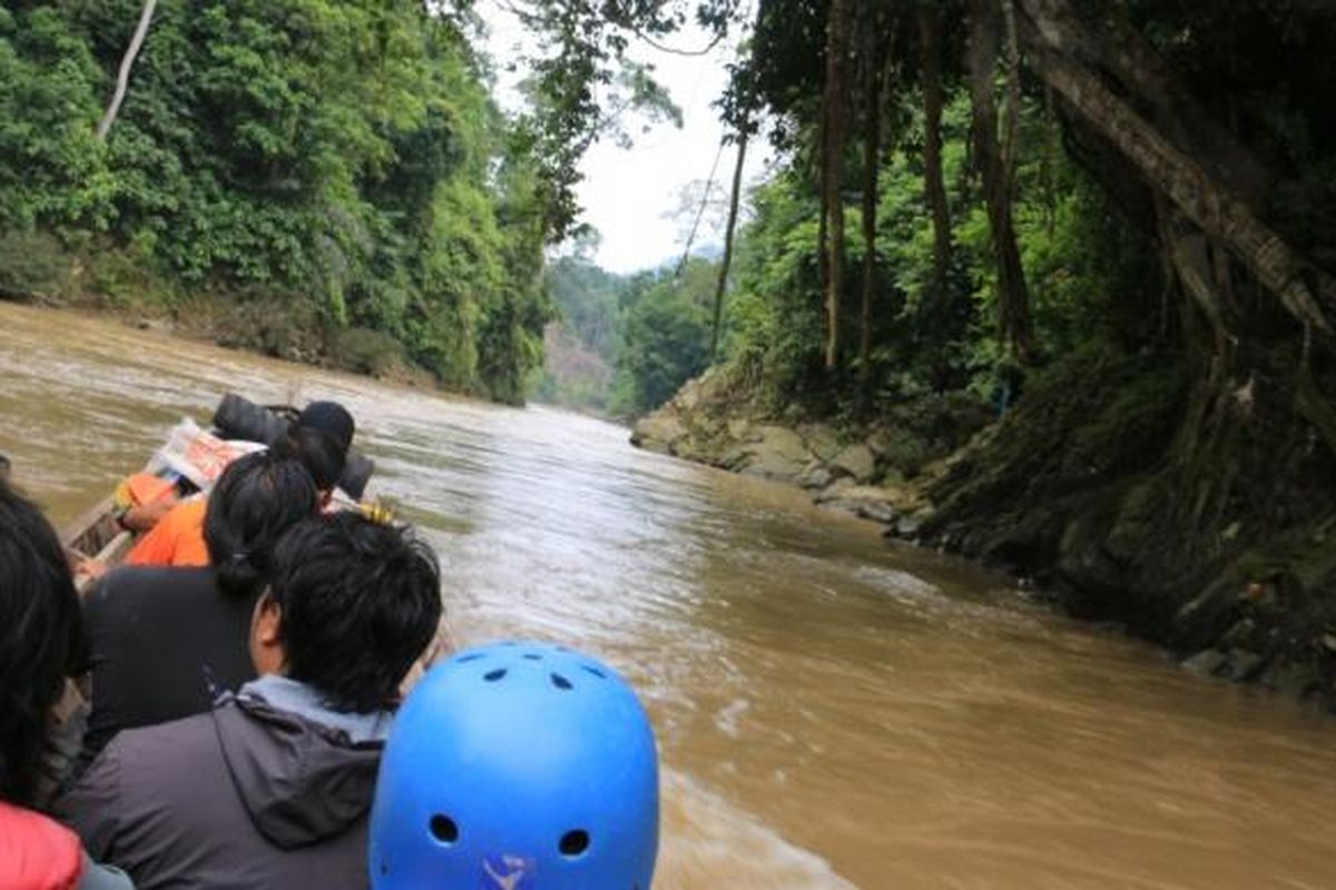 Wisatawan lokal selepas melewati rute arung jeram di Lawe Alas, Aceh Tenggara, Aceh. 