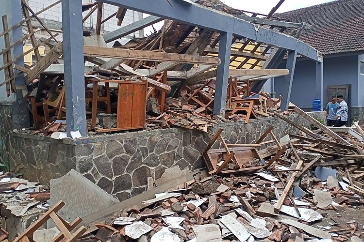 Kepala Sekolah SMP Negeri 1 Cicalengka, Kabupaten Bandung, Toto Suryadi menunjukan bangunan yang ambruk akibat diterjang angin kencang pada Senin (24/10/2022) kemarin. Toto mengatakan, sejak awal bangunan tersebut sudah tidak di fungsikan sebagai ruang KBM namun sudah beralihfungsi menjadi Gudang.