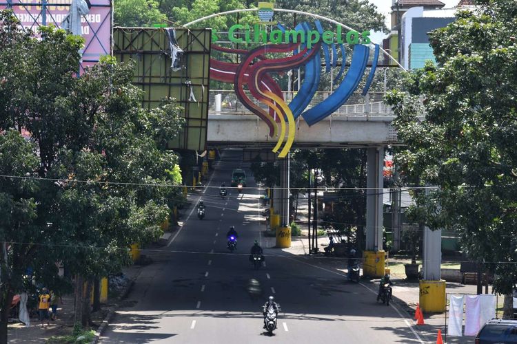 Kondisi jalanan di Kota Bandung tampak lengang di awal pemberlakukan Pembatasan Sosial Berskala Besar (PSBB), Hal tersebut terlihat di Jalan Ir H.Djuanda (Dago), Jalan Cihampelas, Jalan Sukajadi, Jalan Cipaganti, Rabu (22/4/2020).