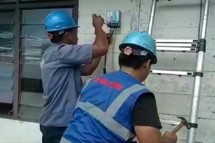 Petugas PLN saat memasang instalasi listrik di rumah warga kurang mampu di Belitung.