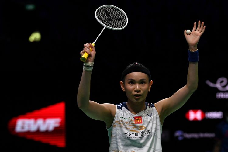 Pebulu tangkis tunggal putri Taiwan Tai Tzu Ying melambaikan tangan usai mengalahkan tunggal putri China Chen Yu Fei dalam Semifinal Indonesia Open 2022 di Istora Senayan, Jakarta, Sabtu (18/6/2022). Tai Tzu Ying melaju ke Final usai menang 10-21, 26-24, 21-12. ANTARA FOTO/Sigid Kurniawan/wsj.  