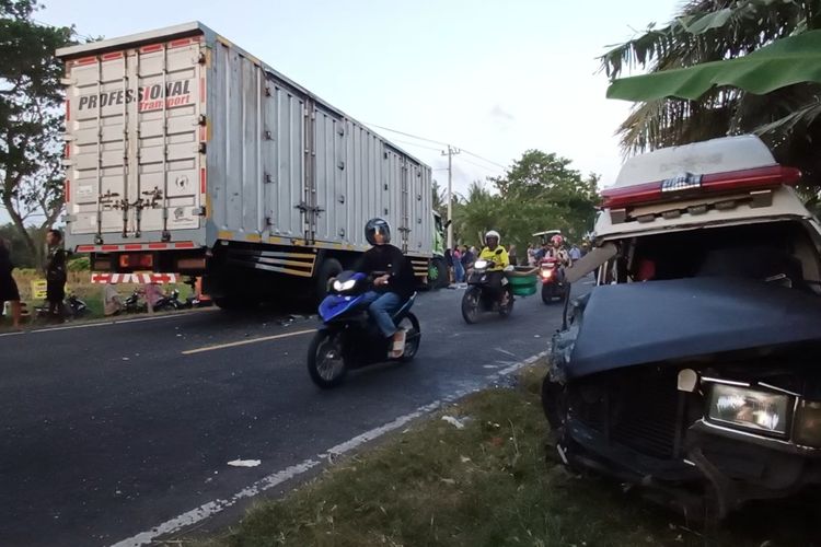 Ambulans Ringsek Usai Tabrakan dengan Truk Gula di Jalur Deandels Purworejo, Sopir Meninggal