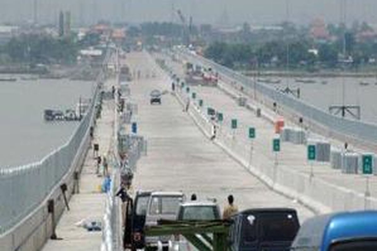 Jembatan Suramadu di Jawa Timur yang diperkirakan akan selesai akhir tahun 2008 ini sudah terlihat megah, Selasa (4/3). Jembatan yang menghubungkan Pulau Jawa dan Pulau Madura ini akan menjadi jembatan terpanjang di Indonesia. 