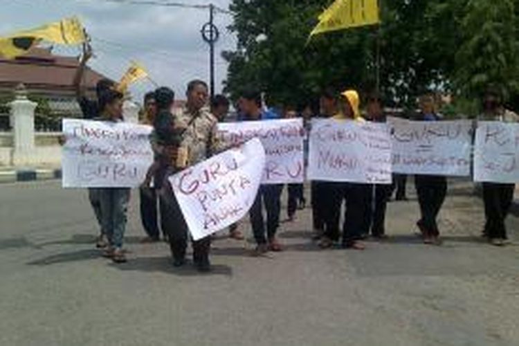 Aktivis PMII Pamekasan bersama kota-kota lain di Jawa Timur, menggelar aksi demontrasi menuntut Bupati Pamekasan, memenuhi janjinya untuk meningkatkan kesejahteraan guru.