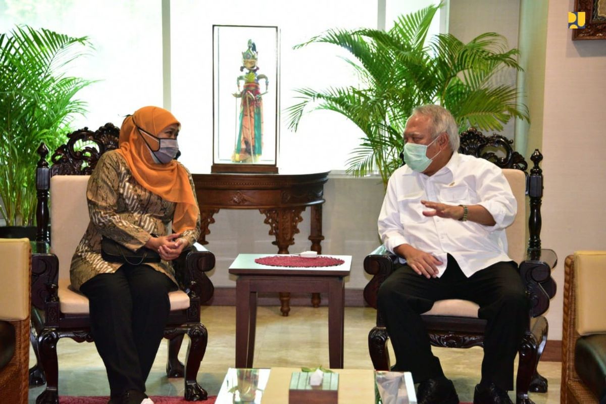 (kiri-kanan) Gubernur Jawa Timur Khofifah Indar Parawansa dan Menteri Pekerjaan Umum dan Perumahan Rakyat (PUPR) Basuki Hadimuljono di Kampus Kementerian PUPR, Jakarta, Senin (10/8/2020).