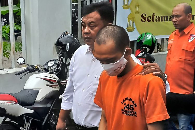 Suasana rekonstruksi pembunuhan di indekos Kotabaru, Yogyakarta, Senin (1/4/2024). Dalam rekonstruksi ini, pelaku Henry melakukan 30 adegan.