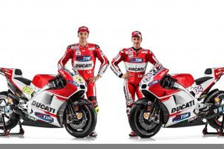 Dua pebalap Ducati asal Italia, Andrea Dovizioso (kanan) dan Andrea Iannone (kiri), berpose dengan motor baru mereka, Desmosedici GP15, yang diluncurkan di Bologna, Senin (16/2/2015).