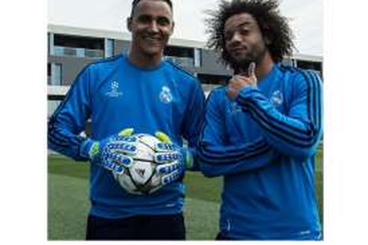 Penjaga gawang Real Madrid, Keylor Navas (kiri) dan rekan setimnya, Marcelo.