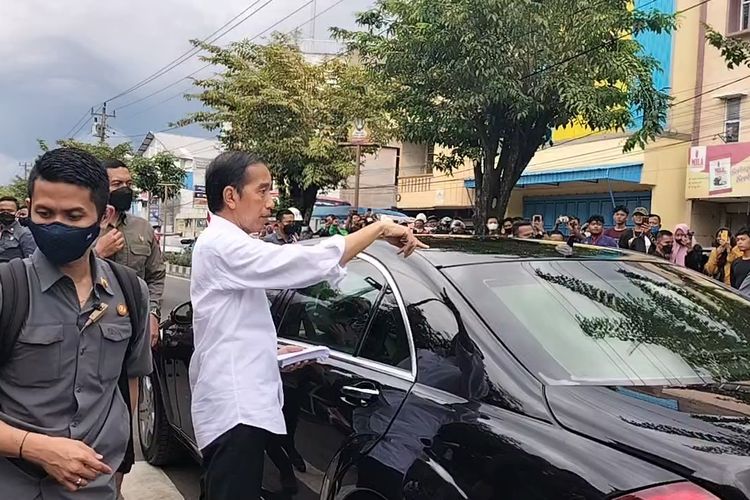 Momen Presiden RI Joko Widodo (Jokowi) lepas masker saat kujungan kerja di Kota Solo, Jawa Tengah, Kamis (26/6/2022).