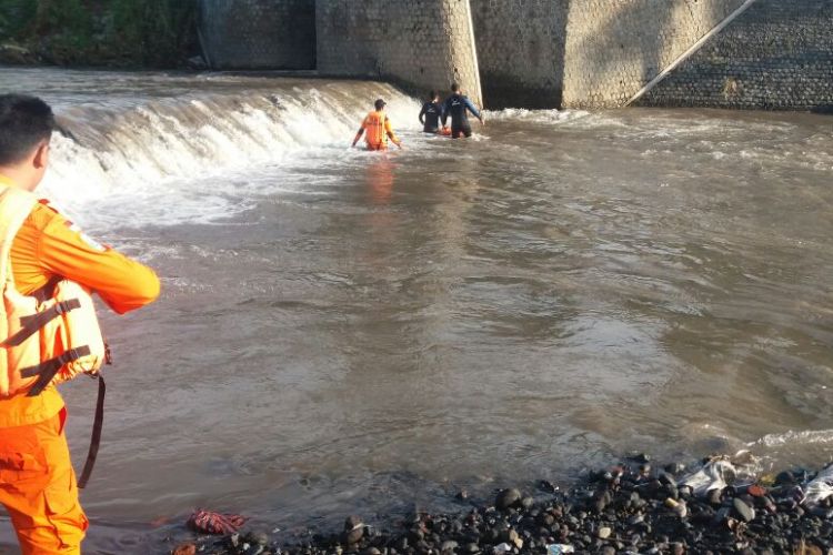 Pencarian korban tenggelam di sungai Pohgading, Pringgabaya, Lombok Timur.