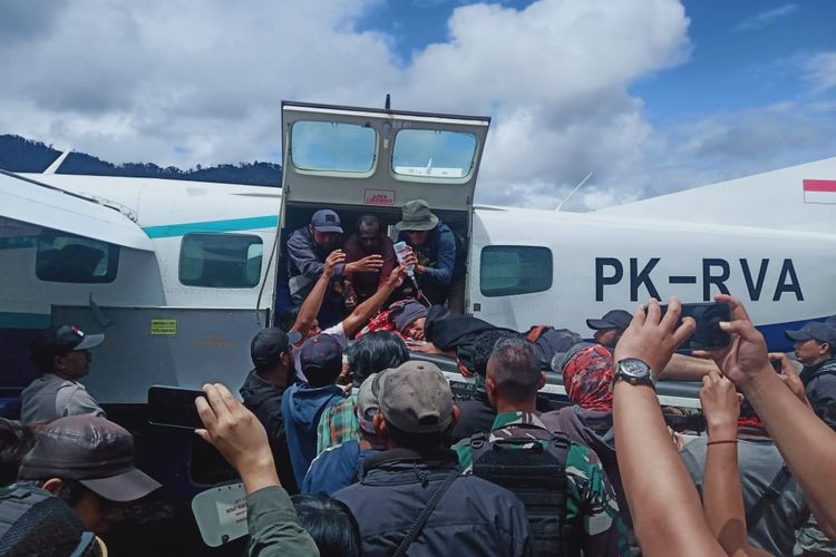 Proses evakuasi AK yang menjadi korban penyerangan OTK di Distrik Sugapa. AK dievakuasi ke Nabire untuk mendapat penanganan medis lebih lanjut akibat luka tebas pada bagian leher belakang, Intan Jaya, Papua, Selasa (8/3/2022)

