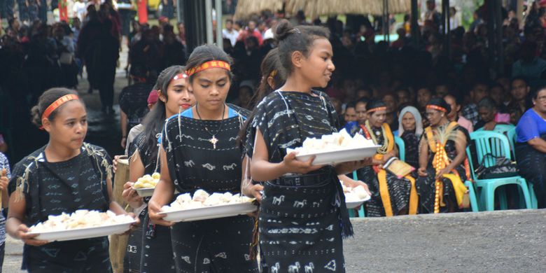 Tiga Perempuan Langa, Kecamatan Bajawa, Kabupaten Ngada, Flores, NTT, Selasa (15/1/2019) sedang menghantar makanan tradisional Uwi kepada ribuan masyarakat yang ikut Ritual Reba. 