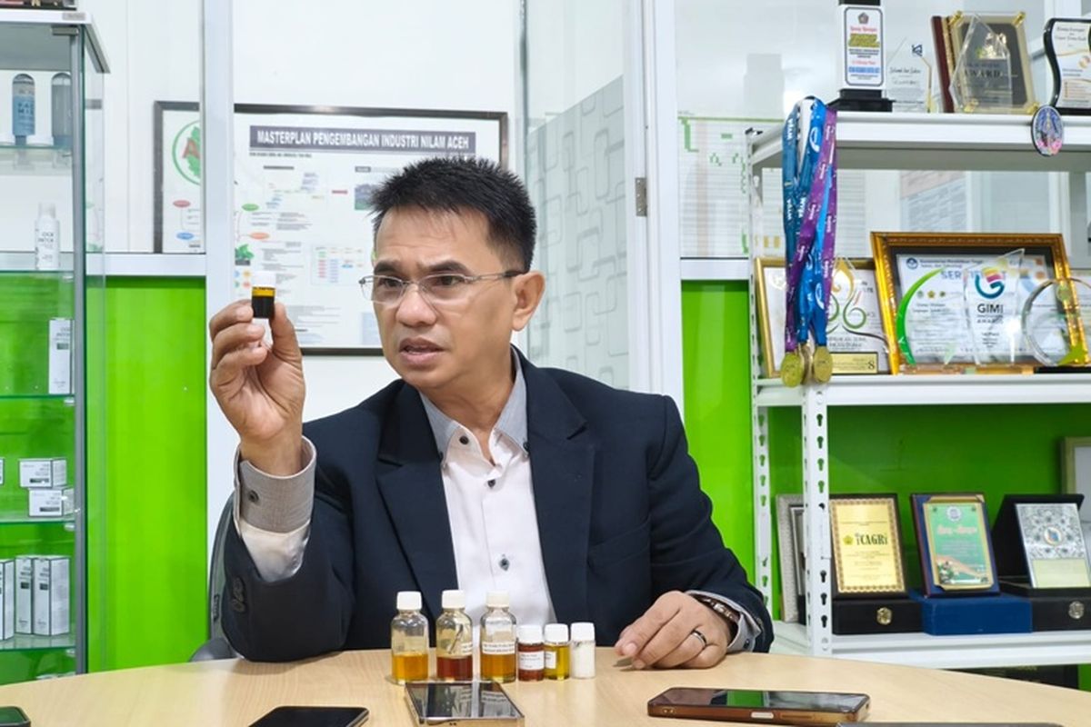 Kepala Atsiri Research Center (ARC) Syaifullah Muhammad menceritakan tentang sejarah nilam Aceh dan peta industri parfum dunia di laboratorium Atsiri Research Center (ARC) di Universitas Syiah Kuala Aceh, Rabu (25/2/2026)