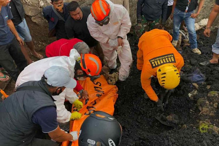 Pedagang bakso bermotor asal Tegal tewas tertimbun material batu bara yang tumpah dari truk di Jatinangor, Sumedang, Jawa Barat, Kamis (11/2/2021). AAM AMINULLAH/KOMPAS.com