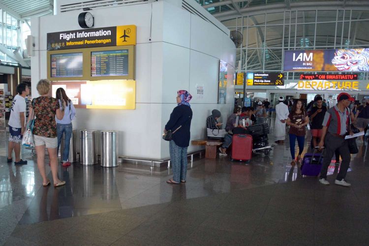 Sejumlah calon penumpang menunggu jadwal penerbangan di terminal keberangkatan internasional Bandara Ngurah Rai, Tuban, Bali, Minggu (26/11/2017). Sebanyak 28 jadwal penerbangan internasional dari dan menuju Bali dibatalkan karena dampak letusan Gunung Agung yang terjadi sejak Sabtu, 25 November 2017