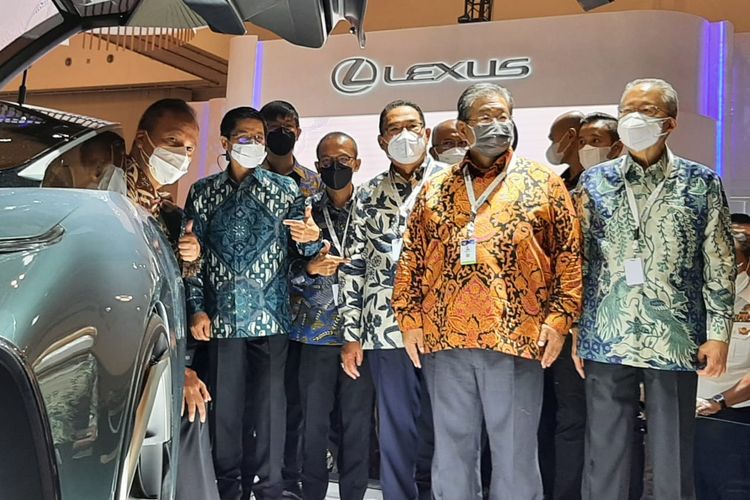 Menko Perekonomian Airlangga Hartarto bersama para ketua Gaikindo mengunjungi booth Lexus Indonesia di GIIAS 2021 di ICE, BSD City, Tangerang, Kamis (11/11/2021).