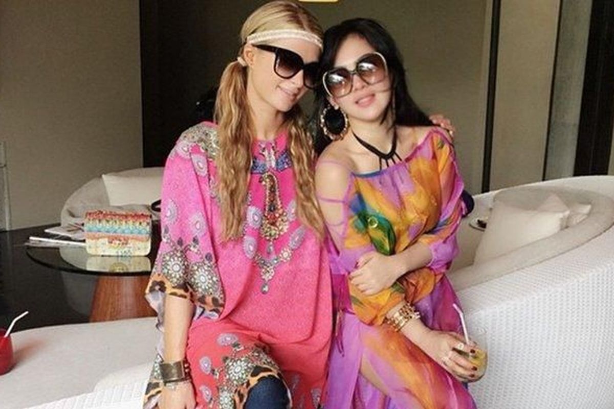 Paris Hilton bersama kawannya yang adalah selebritas Indonesia Syahrini, berfoto bersama dengan mengenakan pakaian batik. Foto ini diambil dari koleksi foto Syahrini yang dibagikan melalui akun Instagramnya, beberapa waktu lampau. 