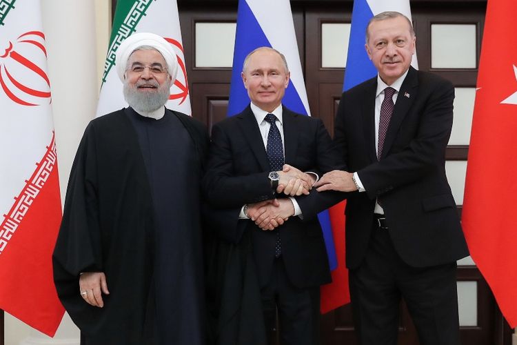 Presiden Iran Hasan Rouhani (kiri) bersama Presiden Rusia Vladimir Putin (tengah) dan Presiden Turki Recep Tayyip Erdogan, saat bertemu di Sochi, Kamis (14/2/2019).