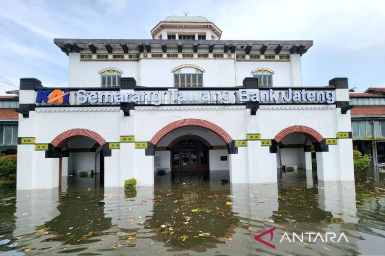 Banjir merendam Stasiun Tawang Semarang, Kamis (14/3/2024). 