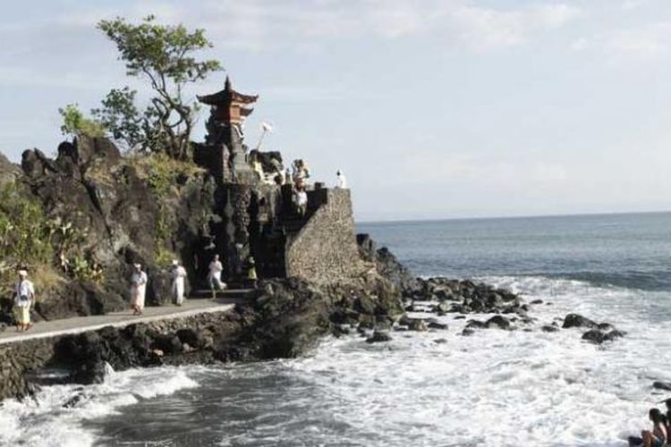 Pura Batu Bolong di Pulau Lombok, NTB.