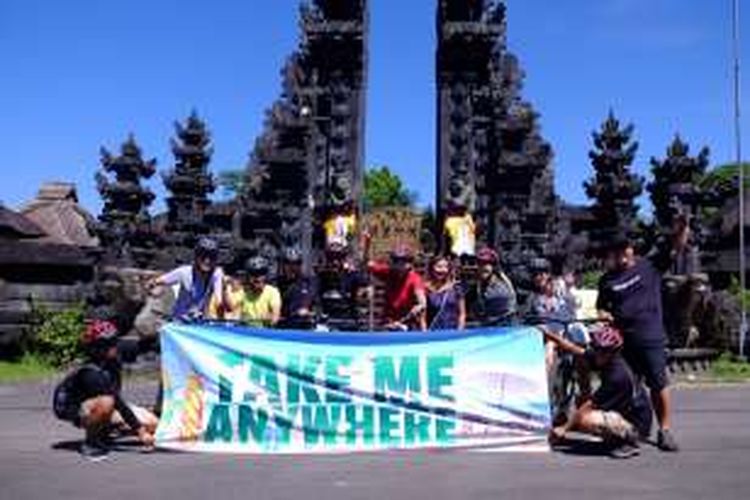 Peserta 'TakeMeAnywhere' bersepeda di Tegallalang, Gianyar, Bali, Sabtu (19/3/2016).