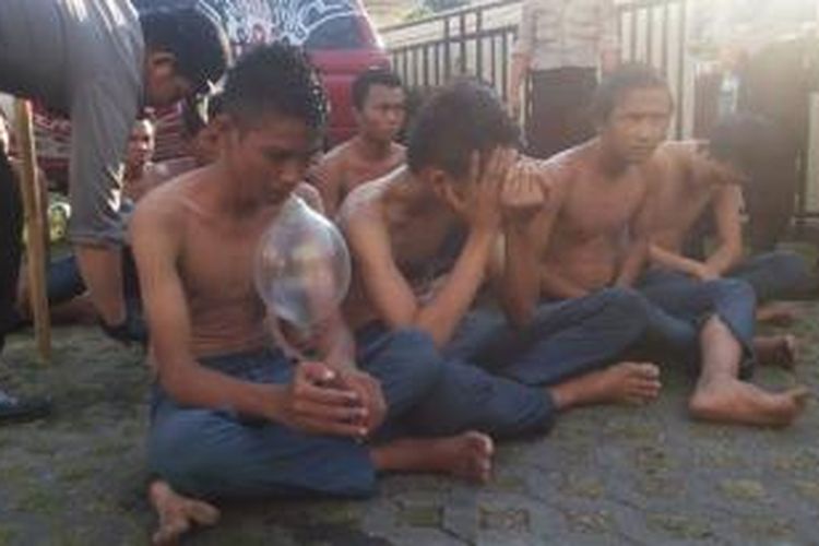 Belasan siswa digelandang ke Mapolresta Manado karena menenggak minuman keras, bahkan satu diantaranya kedapatan membawa kondom.