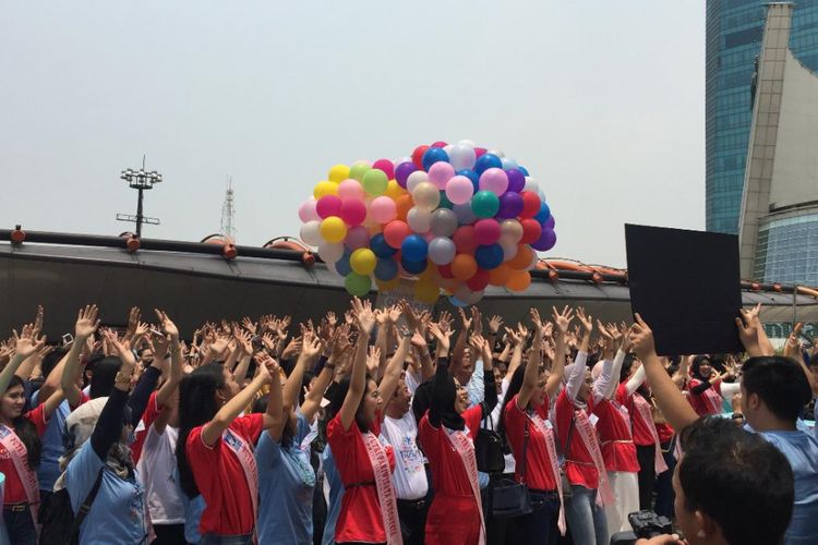 Finalis Puteri Pariwisata 2018, mahasiswa dan undangan World Tourism Day 2018 sedang membaca ikrarar Pemuda-Pemudi untuk pariwisata Indonesia di Sky Bridge Centra Park, Jakarta, Kamis (27/9/2018).