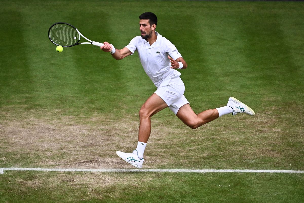 Petenis Serbia, Novak Djokovic, mengembalikan bola pukulan pemain Rusia, Andrey Rublev, dalam perempat final Wimbledon 2023 di The All England Tennis Club in Wimbledon, London, Selasa (11/7/2023).