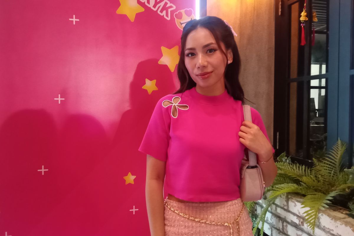 Beauty influencer Abel Cantika berbagi tips memilih produk skincare untuk kulit sensitif saat ditemui di acara Guardian di Lippo Mall Puri, Jakarta Barat, Selasa (30/1/2024).
