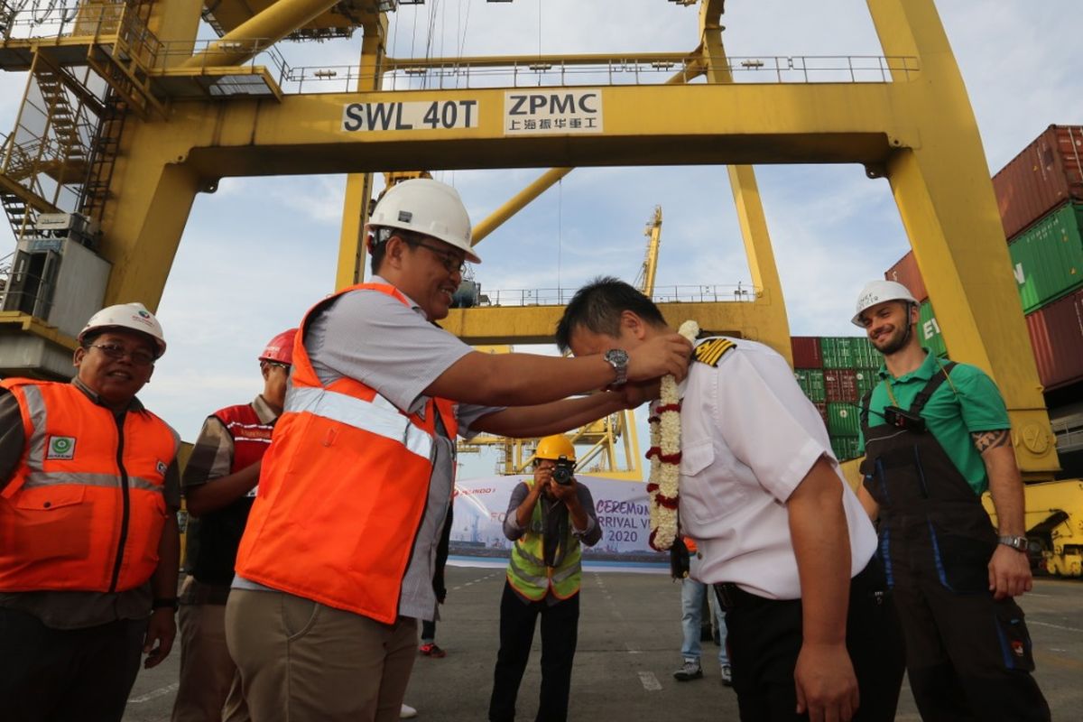 Penyambutan kapal perdana yang bersandar di pelabuhan yang dioperasikan Pelindo I, Rabu (1/1/2020).